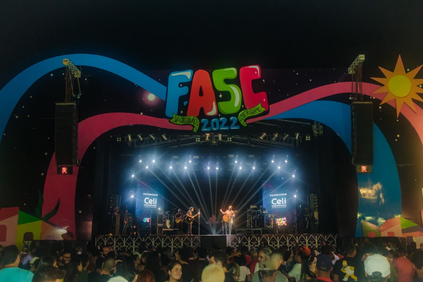 Público acompanha um show do Festival de Artes de São Cristóvão 2025 diante do palco iluminado.