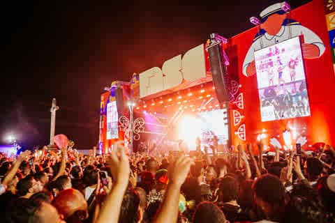 Público acompanha um show do Festival de Artes de São Cristóvão 2025 diante do palco iluminado.